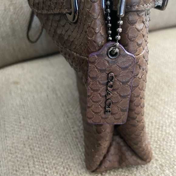 Adorable Coach clutch - Picture 3 of 6